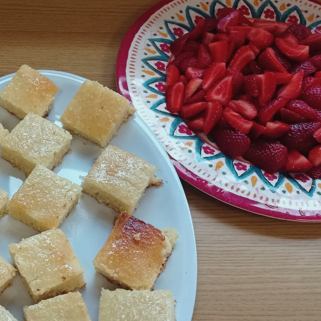 A group of parents/carers <a href="/HannahMorePri/">Hannah More Primary</a> did an amazing job of cooking lunch for some of the supporters of @FriendsHannahM . An array of amazing tastes cooked with love and much joy around the table in the community room