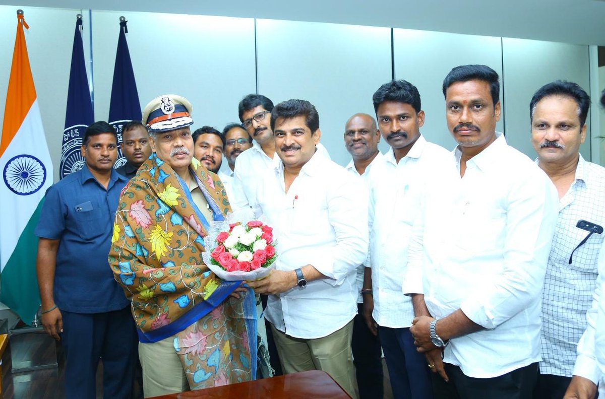 JSPSrinivasarao's tweet photo. ఆంధ్ర రాష్ట్ర డీజీపీ శ్రీ ద్వారక తిరుముల రావు గారిని ఈరోజు పార్టీ నాయకులతో మర్యాదపూర్వకంగా కలవటం జరిగింది.
@APPOLICE100 #AP_DGP https://t.co/eItEyvDw0G