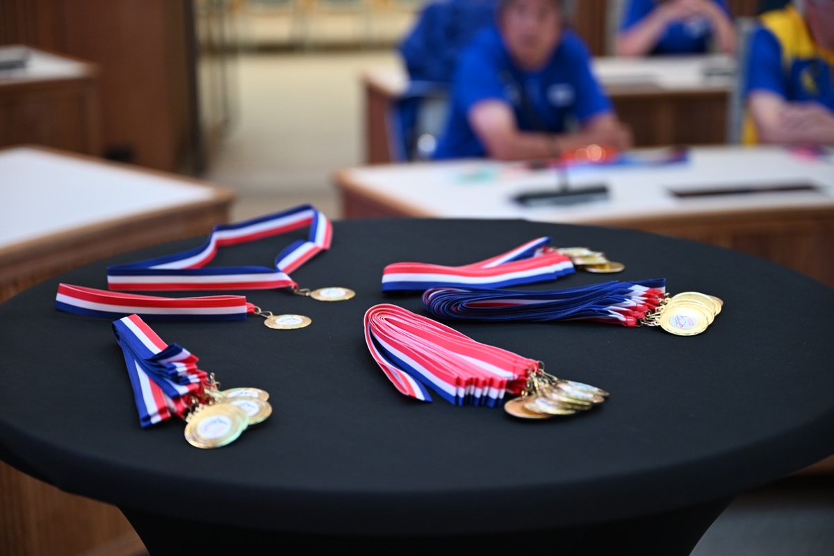 Sporters van ‘De Brug Regio Stad Groningen’ kregen vanmiddag in het Stadhuis een speciaal voor hun gemaakte medaille uitgereikt door wethouder Sport Inge Jongman. Op de Special Olympics Nationale Spelen, van 14 tot 16 juni in Brabant, hadden zij namelijk 28 medailles gehaald.