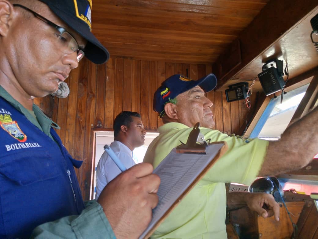 mintransporteve's tweet photo. #InfoMPPT | Trabajadores de la Delegación Marítima de Tucacas del @inea_venezuela, efectuaron inspecciones de seguridad a los buques que zarpan hacia la isla de Bonaire, para promover mayor seguridad en los viajes.
#ConNicoTenemosPaz https://t.co/yMINWOfhH9
