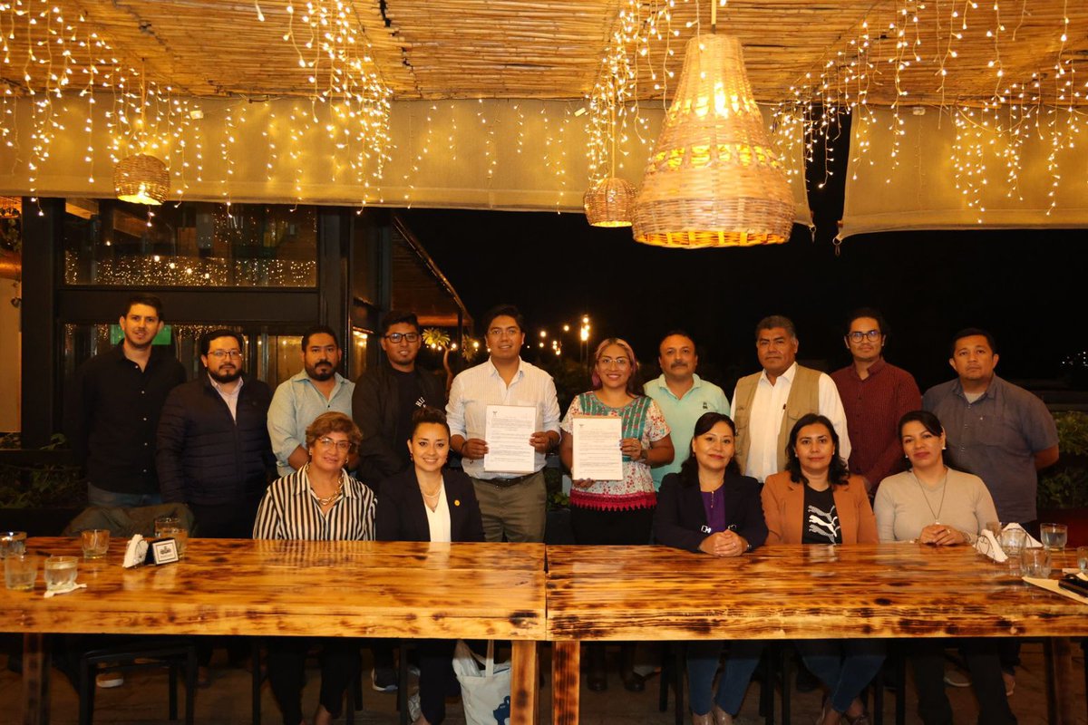 Colegio de Administradores y #CANIRAC #Oaxaca, firman convenio de colaboración
 
#OaxacaDeJuárez, Oax.- El Colegio de Administradores  de Oaxaca y la Cámara Nacional de la Industria Restaurantera (CANIRAC), suman esfuerzos con la firma de un convenio de colaboración con el