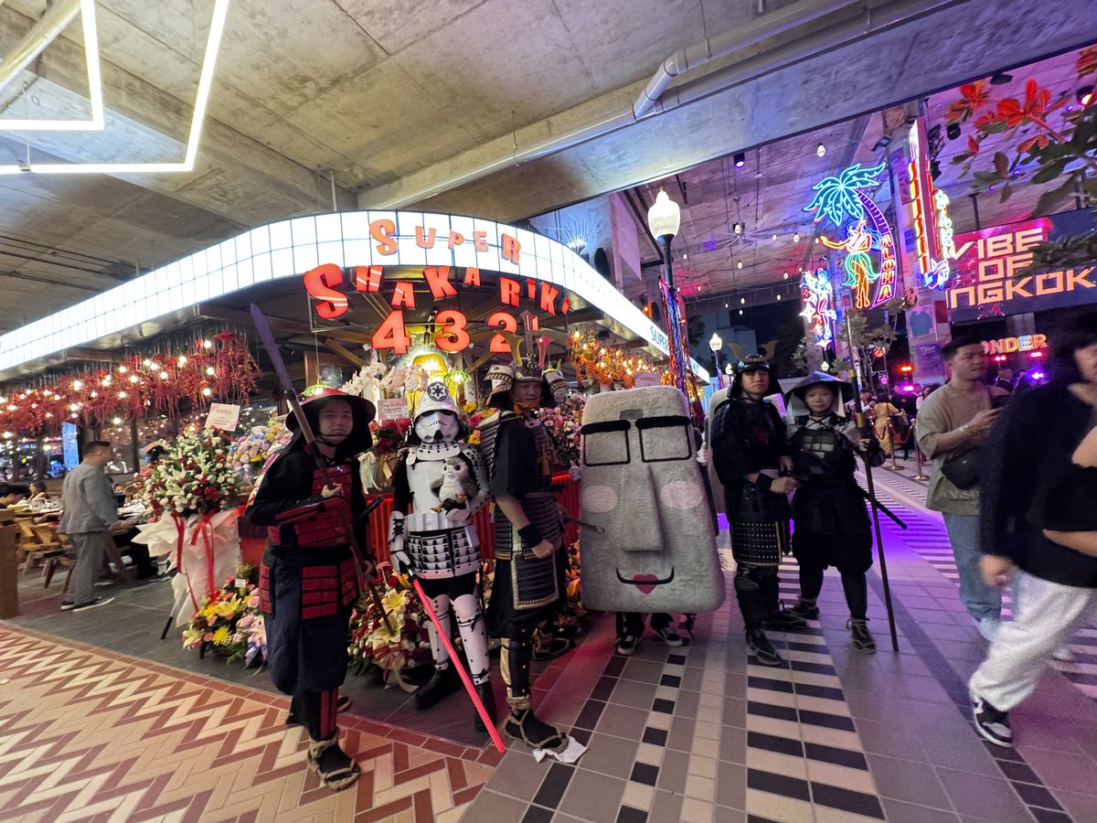 คู่แข่งที่น่ากลัวที่สุดของ Groove CTW มาแล้ว คือที่ #EMWONDER ชั้น 5 ของห้าง EmSphere

- ไม่ใช่แค่รวมร้านเหล้า แต่บรรยากาศคือดีมากกกก มีแต่หนุ่มหล่อสาวสวยแถวทองหล่อ
- ทุกร้านใหญ่ ไม่เบียด ไม่แออัด นั่งสบาย ชิวๆ (ในภาพเป็นวันเปิดตัว ปกติคนไม่เบียดขนาดนั้น)
- ติดรถไฟฟ้า เดินทางง่าย