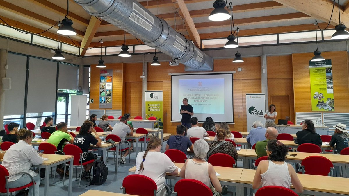 EAMasBove's tweet photo. Avui, a l'escola, hem donat la benvinguda als joves i les joves que han sol·licitat l'"Ajut d'incorporació a l'agricultura" aquesta anualitat 2024 a la nostra àrea d'influència👨🌾👩🌾.
Molts ànims, per aquest procés d'incorporació que tot just comença!
#escolesagraries #elplanter https://t.co/DQGODqaZQd