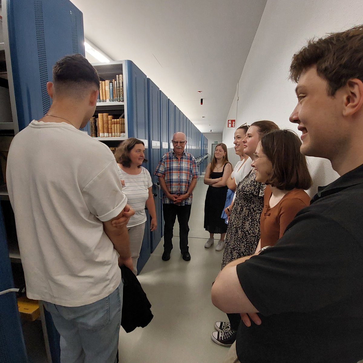 LBriefarchiv's tweet photo. Heute begrüßen wir Studis der @TUDarmstadt, die im Rahmen ihres Seminars - #Liebesbrief als Gegenstand literaturwiss. Forschung v. @DietzNadine @linglitTUDA - eine #Exkursion in unser #Liebesbriefarchiv machen!💌
Archivmitarbeiterin Carla Cron führt durch das Magazin: https://t.co/5Z7ZPdTmLP