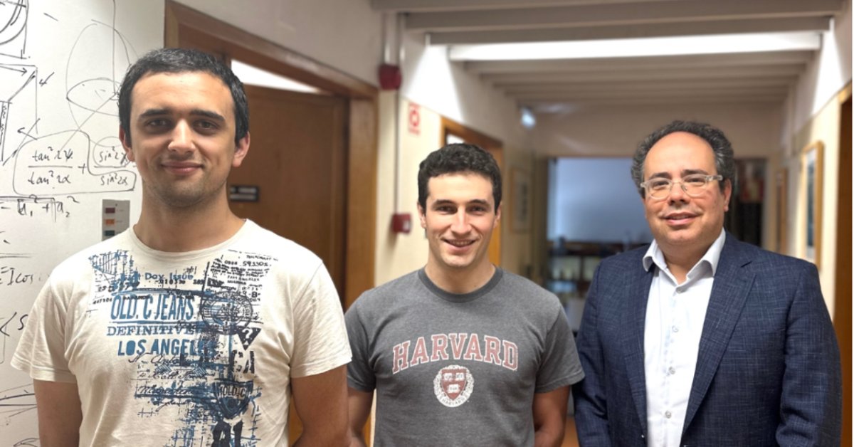 IPFN_Lisbon's tweet photo. Plasma 'fireballs' can now be generated in the laboratory✨
Prof. Luís Oliveira S. and PhD students Pablo Bilbao and Filipe Cruz at @CERN developed a new method to produce plasma of matter-antimatter found in deep space. 

Read in @Nature || 🔗https://t.co/i1zcskjkkO https://t.co/azd4hInihy