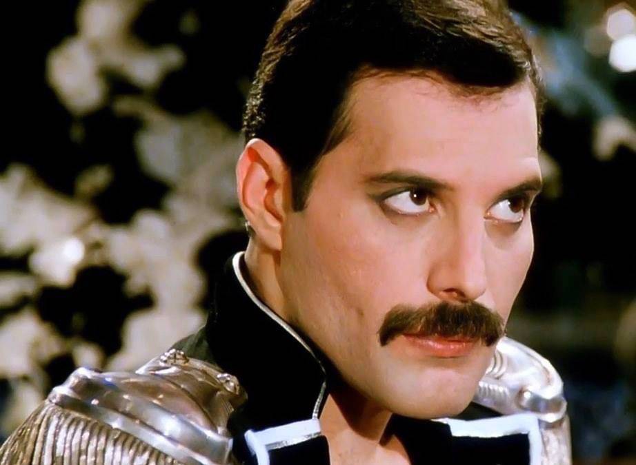 AppleheadTeam's tweet photo. El famoso vídeo del tema "Living on my Own", del disco en solitario de Freddie Mercury "Mr. Bad Guy", se filmó durante una de las fiestas de cumpleaños celebradas por el cantante en una discoteca de Múnich.
#freddiemercury #myfriendfreddie #livingonmyown #mrbadguy https://t.co/Tdxc9jLhsJ