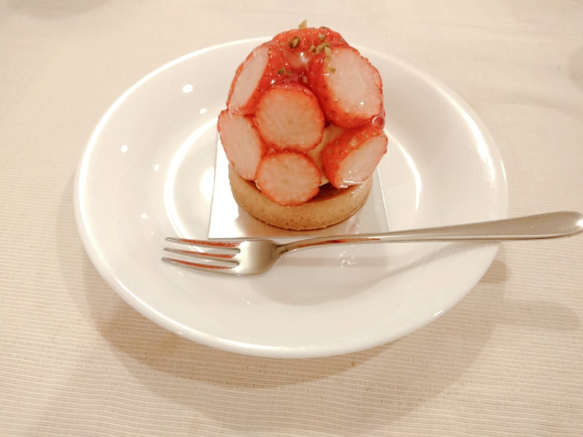 suisui_576's tweet photo. 丸ごとでいいのは苺だけだとおもっている（レポートで荒ぶった心を鎮めています） https://t.co/f8KrS0D7gL