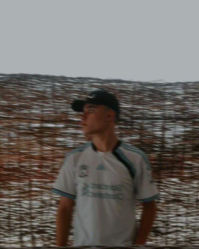 ثَقيلٌ حَتىٰ عَلىٰ نَفسهِ!
مُتوَهِمٌ بأنّه بخَير.