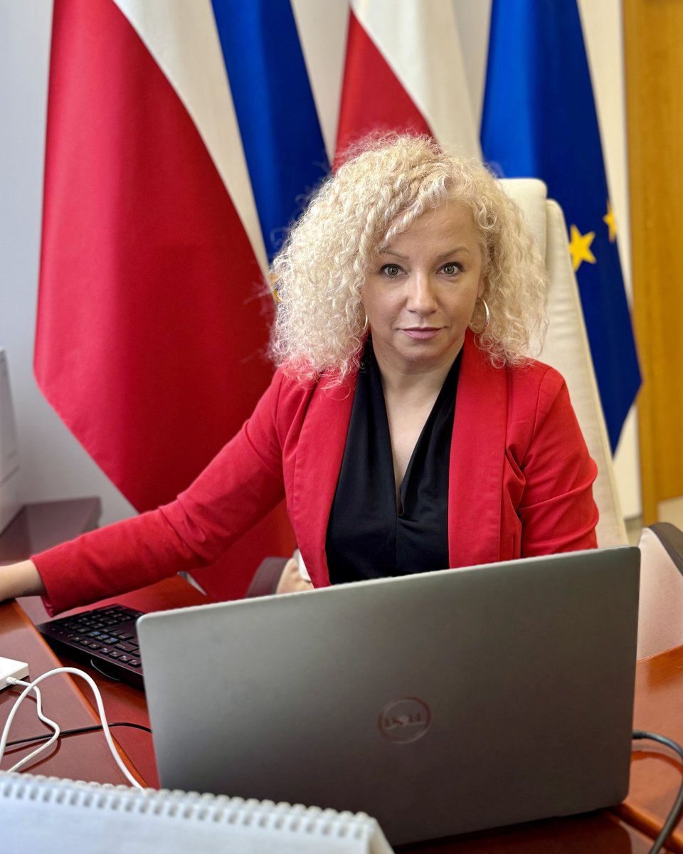 KotulaKat's tweet photo. Obiecaliśmy Wam, że do końca czerwca zapadnie decyzja, czy projekt o związkach partnerskich będzie rządowy. Dziś oficjalnie możemy potwierdzić, że tak. Ten projekt to pierwszy krok, który możemy zrobić, żeby zapewnić ochronę wszystkich rodzin. Po raz pierwszy możemy wprowadzić do polskiego prawa nową instytucję - związku partnerskiego 🇵🇱🏳️‍🌈

Projekt zawiera zarejestrowanie związku partnerskiego w Urzędzie Stanu Cywilnego oraz rozwiązania dotyczące sytuacji majątkowej, dziedziczenia, podatków, ubezpieczenia zdrowotnego, prawa do pochówku, renty rodzinnej, zasiłku opiekuńczego, dostępu do informacji medycznej.

Dla jednego z koalicjantów, Polskiego Stronnictwa Ludowego, kwestią sporną są wciąż: przysposobienie dziecka partnera / partnerki, uroczystość w Urzędzie Stanu Cywilnego i przyjęcie wspólnego nazwiska. W toku dalszych prac - uzgodnień międzyresortowych i konsultacji publicznych, będziemy szukać rozwiązań i kompromisów, które odpowiedzą na potrzeby społeczności i zapewnią większość projektowi w parlamencie.