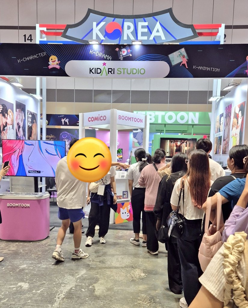 bd_920722's tweet image. รีวิวบูธ #comicoTH ในงาน #THACCA วันนี้งานเริ่ม 10.00 น. (แต่กว่าจะได้เข้า 10.40 รอผู้ใหญ่เดินก่อน) สาววายวิ่งตีนแตกในเขาวงกต exhibition แข่งกะแก๊งชายแทร่มาที่ซื้อไอเทมเกม point break บูธข้างๆ คือมันอยู่ไกลมากจิงแม่