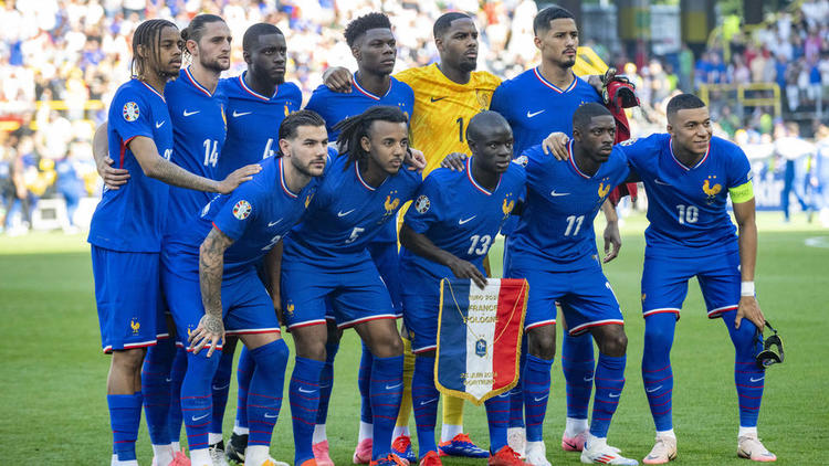 MercatoXXL's tweet photo. Supporters français, d'après vous L'Equipe de France peut-elle s'en sortir dans cette phase a élimination directe ?

Rappelons la France est la meilleure défense de cet Euro mais aussi la pire attaque de cet Euro.

Alors votre avis ? 

#MercatoXXL #EDF https://t.co/IPSTeYnWBM