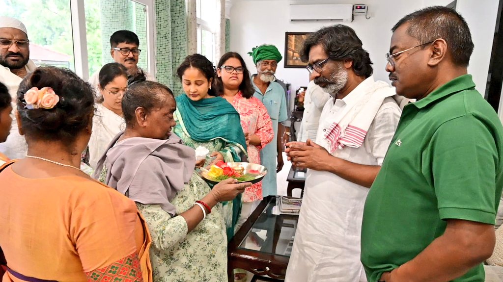 HemantSorenJMM's tweet photo. जब माँ का आशीर्वाद साथ हो तो हर मुश्किल आसान हो जाती है। https://t.co/HrJlBAn2ZQ