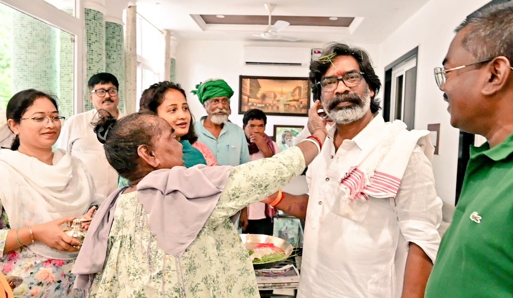 HemantSorenJMM's tweet photo. जब माँ का आशीर्वाद साथ हो तो हर मुश्किल आसान हो जाती है। https://t.co/HrJlBAn2ZQ