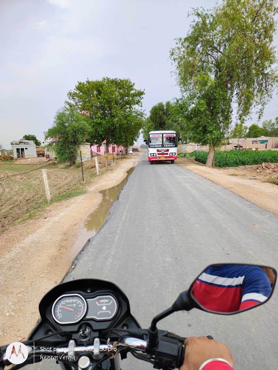 HEMANTVERMA001's tweet photo. हम चलें बारिश के बाद
मौसम का आनंद ले,,,
#bikedrive
#सैर-सपाटा 😅✌️ https://t.co/MkF14MNjTT