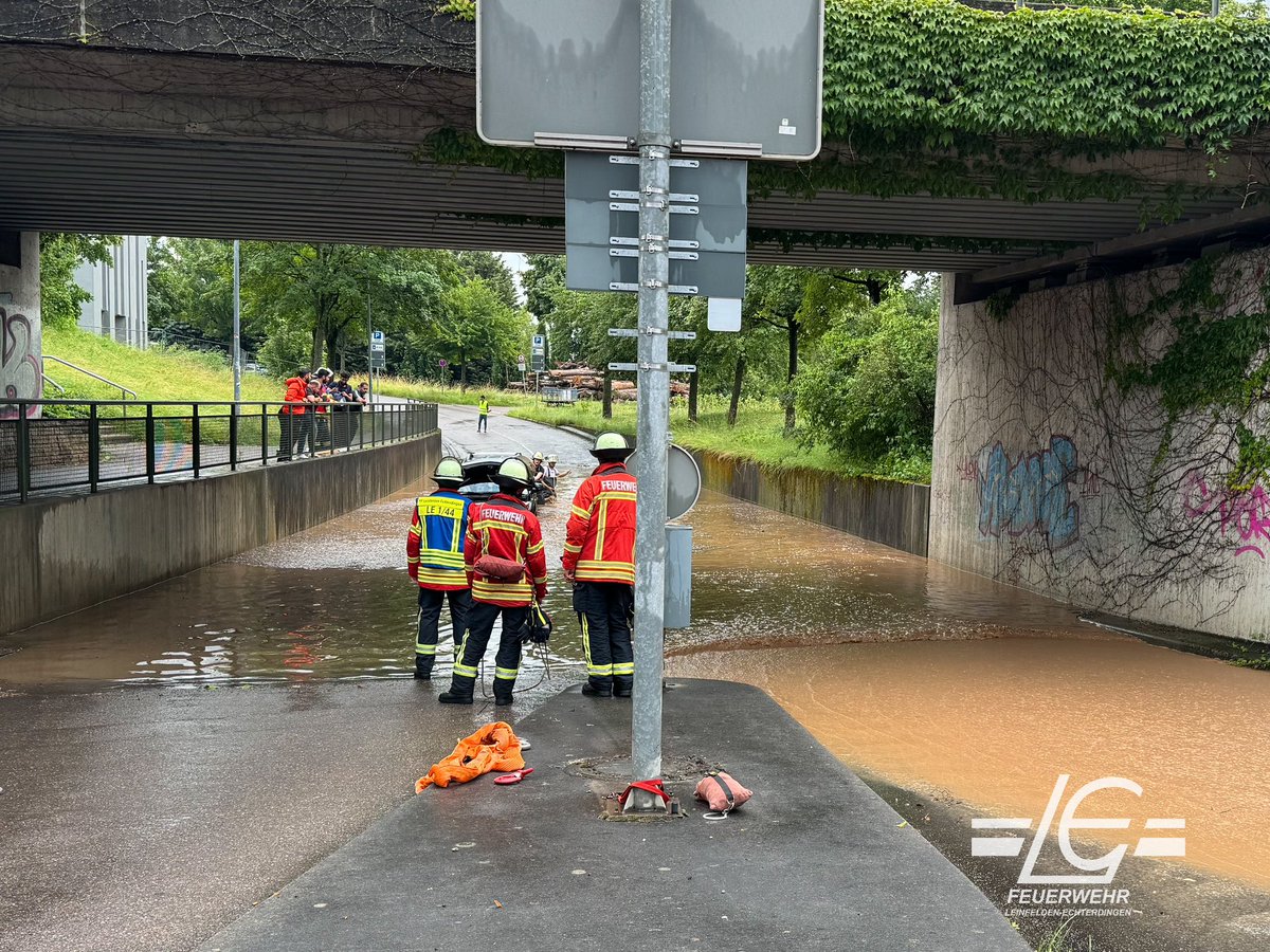 FeuerwehrLE's tweet photo. 🚨25 Unwettereinsätze gestern Abend
Zumeist waren Keller vollgelaufen und Bäume umgestürzt. Ein Auto blieb in einer vollgelaufenen Unterführung stecken. Die beiden Insassen wurden durch uns gerettet. Gegen 24 Uhr konnten alle Kräfte aus allen vier Abteilungen wieder einrücken.^cz https://t.co/IBLjddSSMv