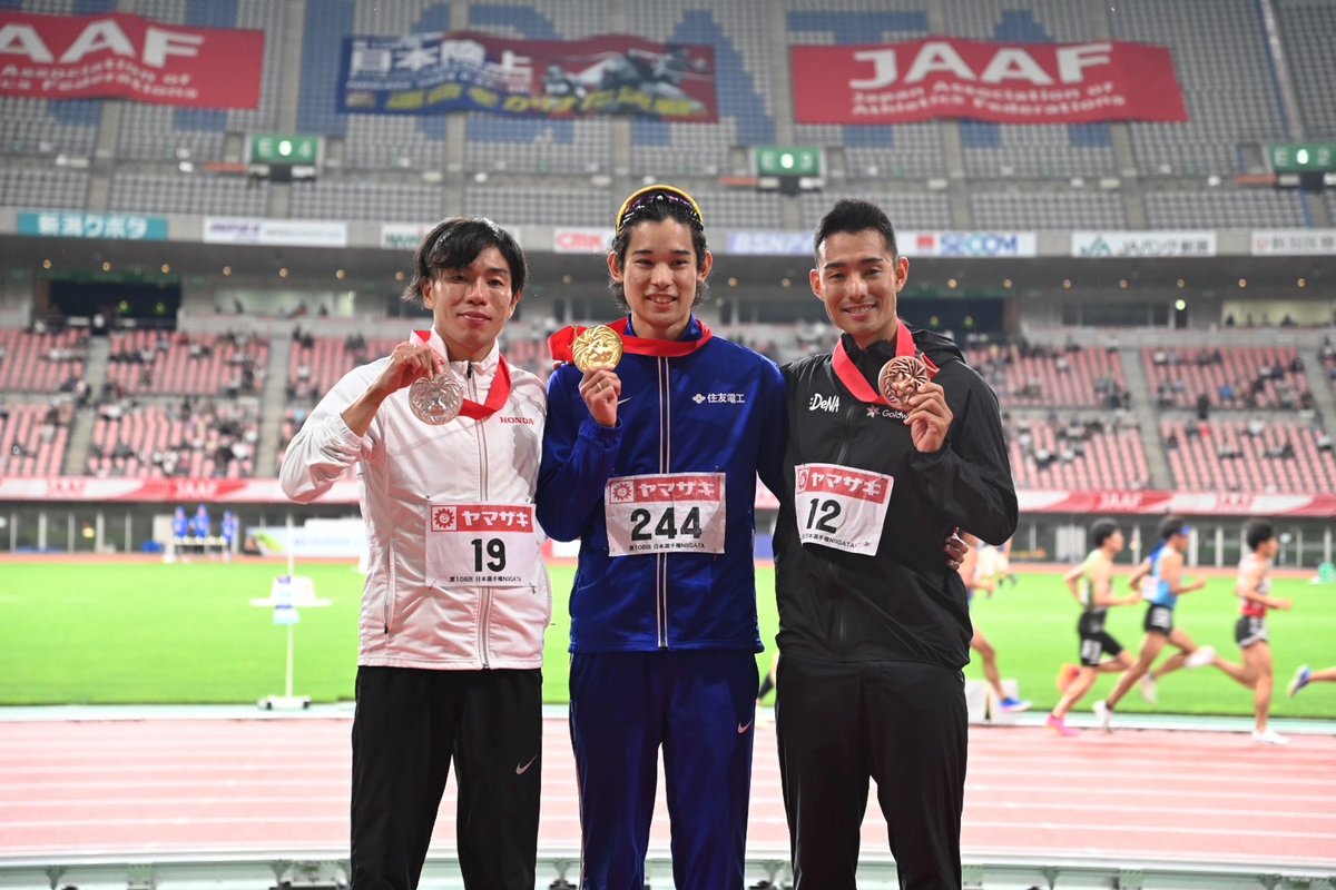 jaaf_official's tweet photo. 【#日本選手権】

／
✨男子1500m✨表彰式✨
＼

1位🥇#飯澤千翔（住友電工）3分37秒08 ※大会新
2位🥈#荒井七海（Honda）3分38秒88
3位🥉#館澤亨次（DeNA）3分38秒94

おめでとうございます🎉
応援ありがとうございました🙌

#運命をかけた決戦 #U20日本選手権

✅速報
https://t.co/b1rDHouOFT https://t.co/WcxOKuknea