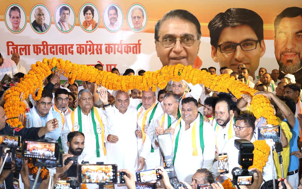 BhupinderShooda's tweet photo. सुरक्षित फरीदाबाद, सुरक्षित हरियाणा, विकसित हरियाणा बनाना कांग्रेस का मकसद है।

आज फरीदाबाद में आयोजित धन्यवाद कार्यकर्ता सम्मेलन में मजबूती के साथ लोकसभा चुनाव लड़ने और बीजेपी को कड़ा मुकाबला देने के लिए कार्यकर्ताओं की हौसला अफजाई की। आगामी चुनावों में फरीदाबाद लोकसभा क्षेत्र की सभी विधानसभाओं में कांग्रेस की जीत ही हमारा लक्ष्य है।

फरीदाबाद हरियाणा का सबसे पुराना औद्योगिक नगर है। लेकिन जब से भाजपा सत्ता में आई है, उसने इलाके की जनता को आधारभूत सुविधाओं के लिए भी तरसा रखा है। भाजपा के 10 साल में यहां कोई भी बड़ी परियोजना, कोई बड़ी संस्थान या बड़ा उद्योग नहीं आया।

कांग्रेस सरकार बनने पर फरीदाबाद को तमाम समस्याओं से निजात दिलाकर वर्ल्ड क्लास औद्योगिक नगरी बनाया जाएगा।