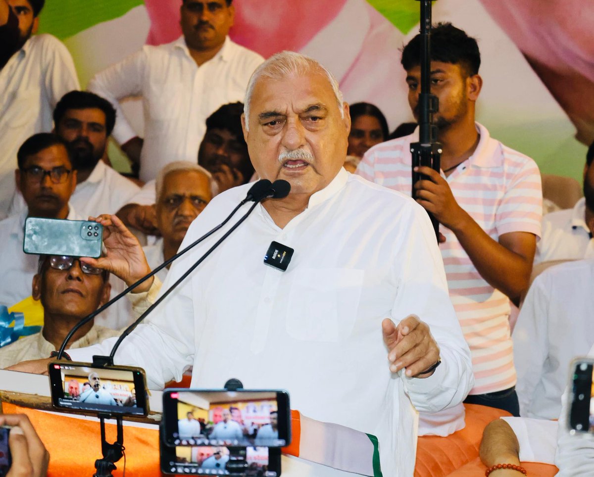 BhupinderShooda's tweet photo. सुरक्षित फरीदाबाद, सुरक्षित हरियाणा, विकसित हरियाणा बनाना कांग्रेस का मकसद है।

आज फरीदाबाद में आयोजित धन्यवाद कार्यकर्ता सम्मेलन में मजबूती के साथ लोकसभा चुनाव लड़ने और बीजेपी को कड़ा मुकाबला देने के लिए कार्यकर्ताओं की हौसला अफजाई की। आगामी चुनावों में फरीदाबाद लोकसभा क्षेत्र की सभी विधानसभाओं में कांग्रेस की जीत ही हमारा लक्ष्य है।

फरीदाबाद हरियाणा का सबसे पुराना औद्योगिक नगर है। लेकिन जब से भाजपा सत्ता में आई है, उसने इलाके की जनता को आधारभूत सुविधाओं के लिए भी तरसा रखा है। भाजपा के 10 साल में यहां कोई भी बड़ी परियोजना, कोई बड़ी संस्थान या बड़ा उद्योग नहीं आया।

कांग्रेस सरकार बनने पर फरीदाबाद को तमाम समस्याओं से निजात दिलाकर वर्ल्ड क्लास औद्योगिक नगरी बनाया जाएगा।
