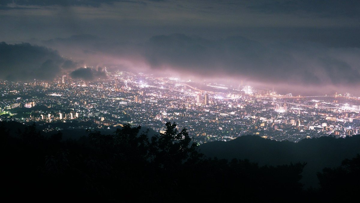 神戸1000万ドルの夜景。 20年前の電気代で計算された1000万ドル。 今日は1ドル161円だから、 換算すると16億1000万円...安い…🤔  変わる神戸の街並み…人々の夜景の思い出… 1いいね👍＝1万ドルに変えますっ #円安 #絶景 #夜景