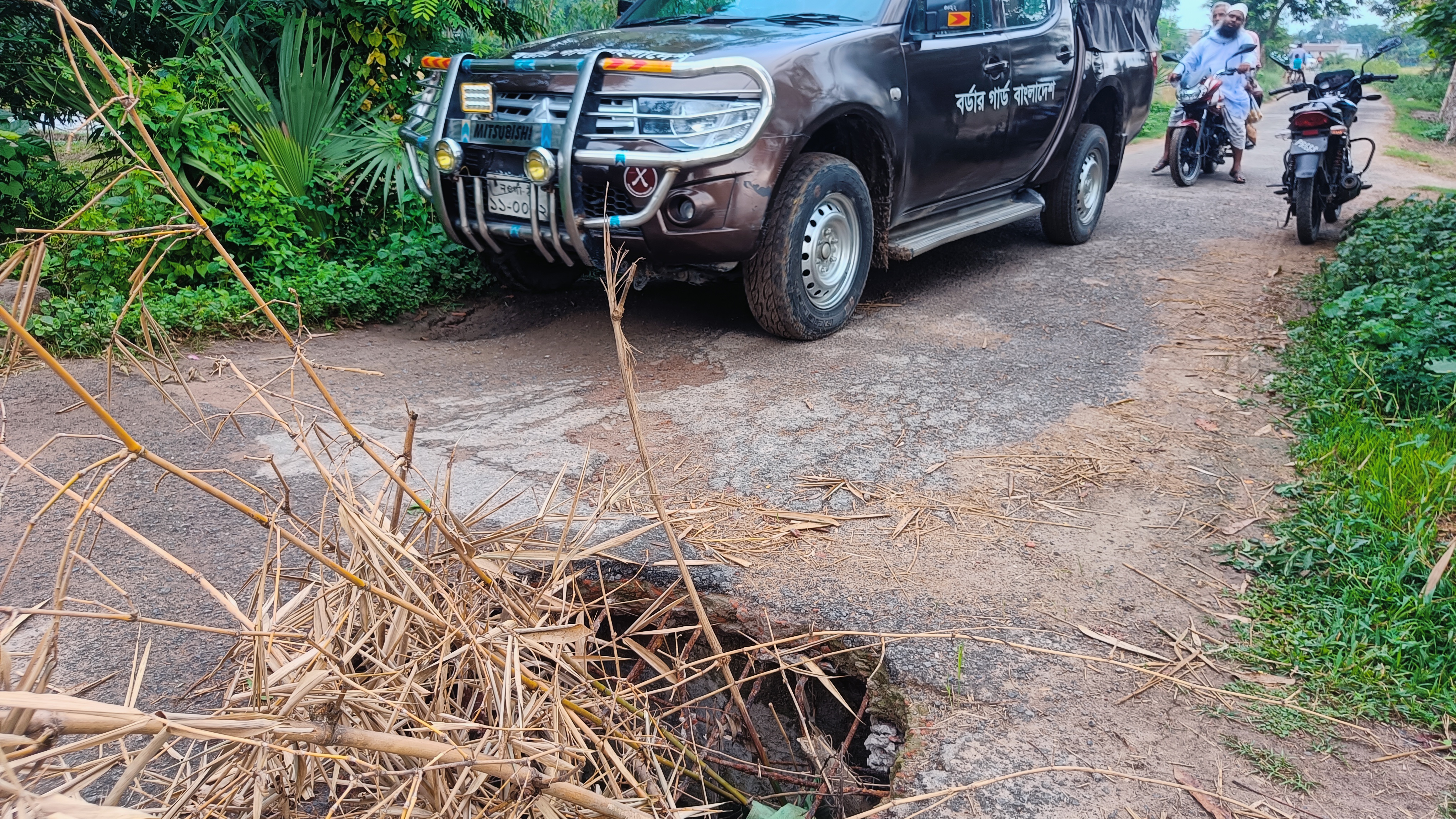 ধামইরহাটের একটি সড়কের বেহাল দশা, কালভার্টের সৃষ্ট গর্তের জনদূভোগ
