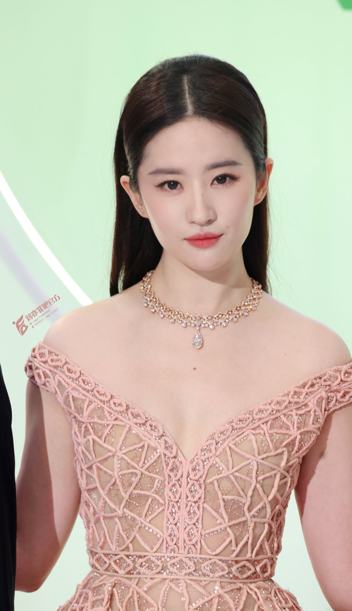 刘亦菲 Xユーザーのcrystal liu yifei 刘亦菲 updatesさん: 「[240628] Magnolia Awards in  Shanghai - red carpet photocall session — #LiuYifei #刘亦菲 #CrystalLiu  https://t.co/wEOdnjnwCp」 / X