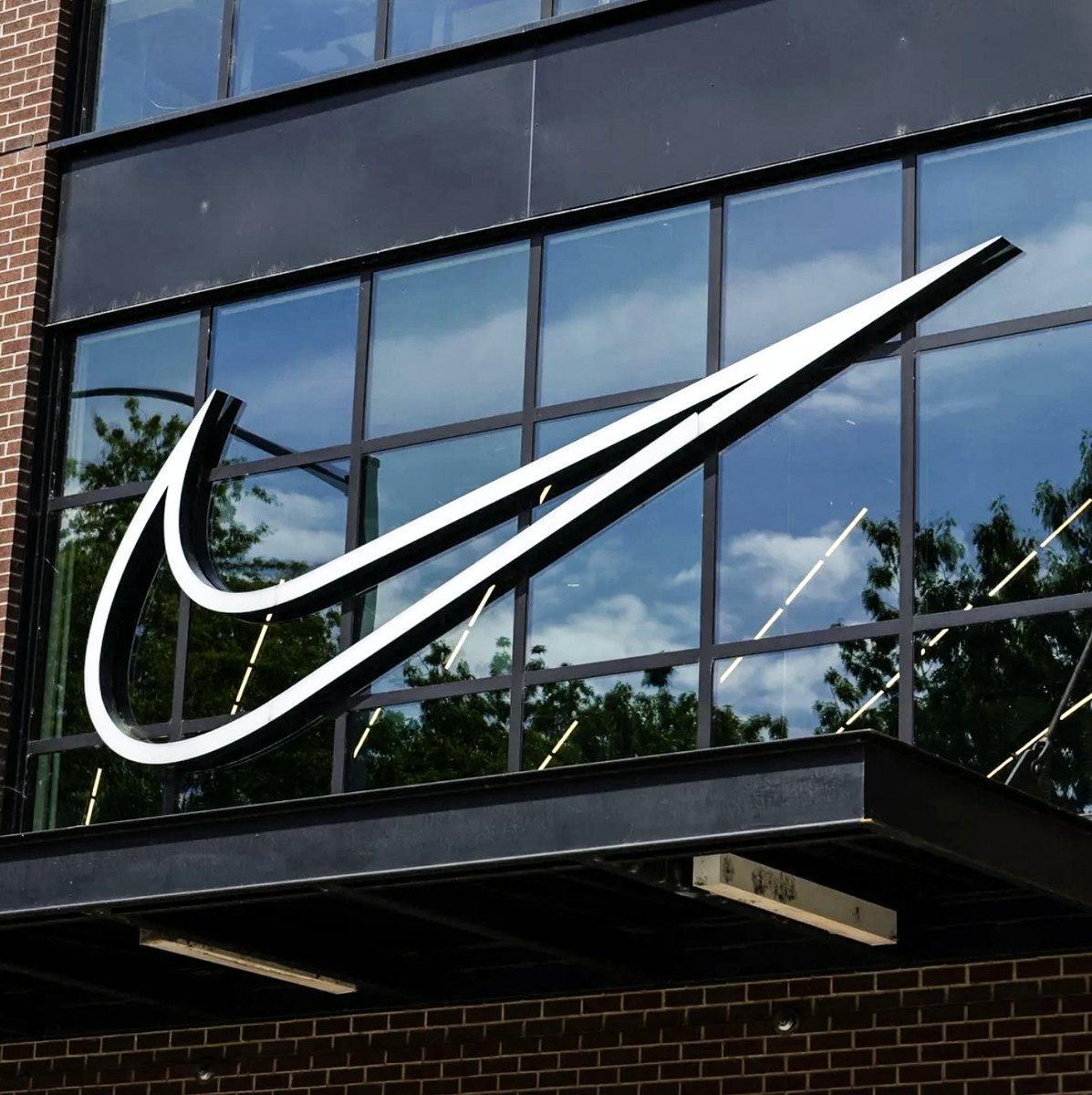 FOS's tweet photo. Nike generated $12.6B in revenue for its fiscal Q4—down 2% from the same time last year—while other brands in the category are trending up.

It's $NKE's weakest sales growth in more than 20 years, excluding the start of the pandemic and 2008 financial crisis.

More ⬇️