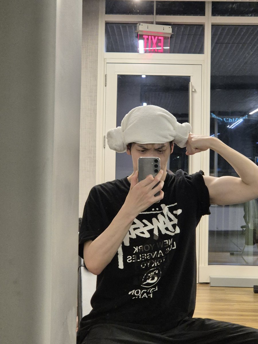 [240628] #SOOBIN on Weverse

🐰 i took these pictures during the u.s tour when i finished working out because the pumping (on my arms) was insane

#수빈  #スビン #崔秀彬