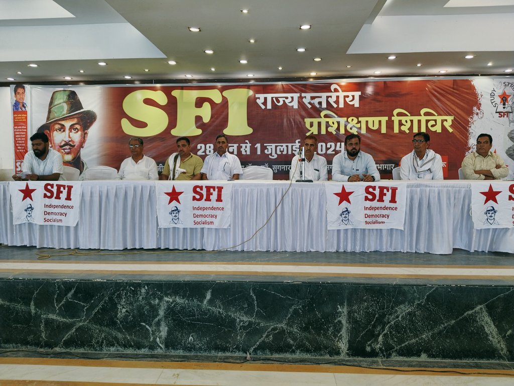 SFIRajasthan's tweet photo. #एसएफआई_राजस्थान का 4 दिवसीय प्रशिक्षण शिविर सालासर चुरू राजस्थान
एसएफआई के प्रदेशाध्यक्ष सुभाष जाखड़ ने झंडा रोहण कर की विधिवत शुरुआत
#sfi54❤️✊ https://t.co/vzo0HRMiOy