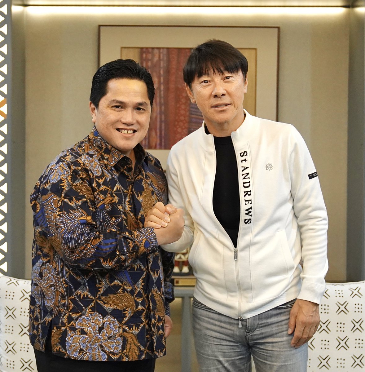 Kami bersepakat untuk terus berjuang bersama agar Tim Nasional Indonesia semakin maju, berprestasi, dan mendunia. 

—-

We are dedicated to striving together to develop the Indonesian National Team succeed and shine on the global stage.