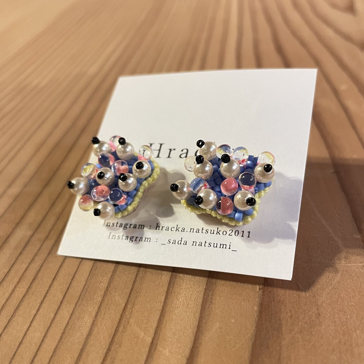 taiyounome2019's tweet photo. Hracka
ビーズ刺繍ピアス 入荷!
ムシのような🐞
ウミウシのような🪸
つぶつぶビーズが丁寧に縫い込まれた、立体的なピアス🌟
¥3,300〜3,850
★参考:台紙サイズ 51×51(mm)
※イヤリング交換不可
🌐通販できます
https://t.co/NNaUCXtC3D
#フラチュカ
#hracka https://t.co/5JqjHJWzUc