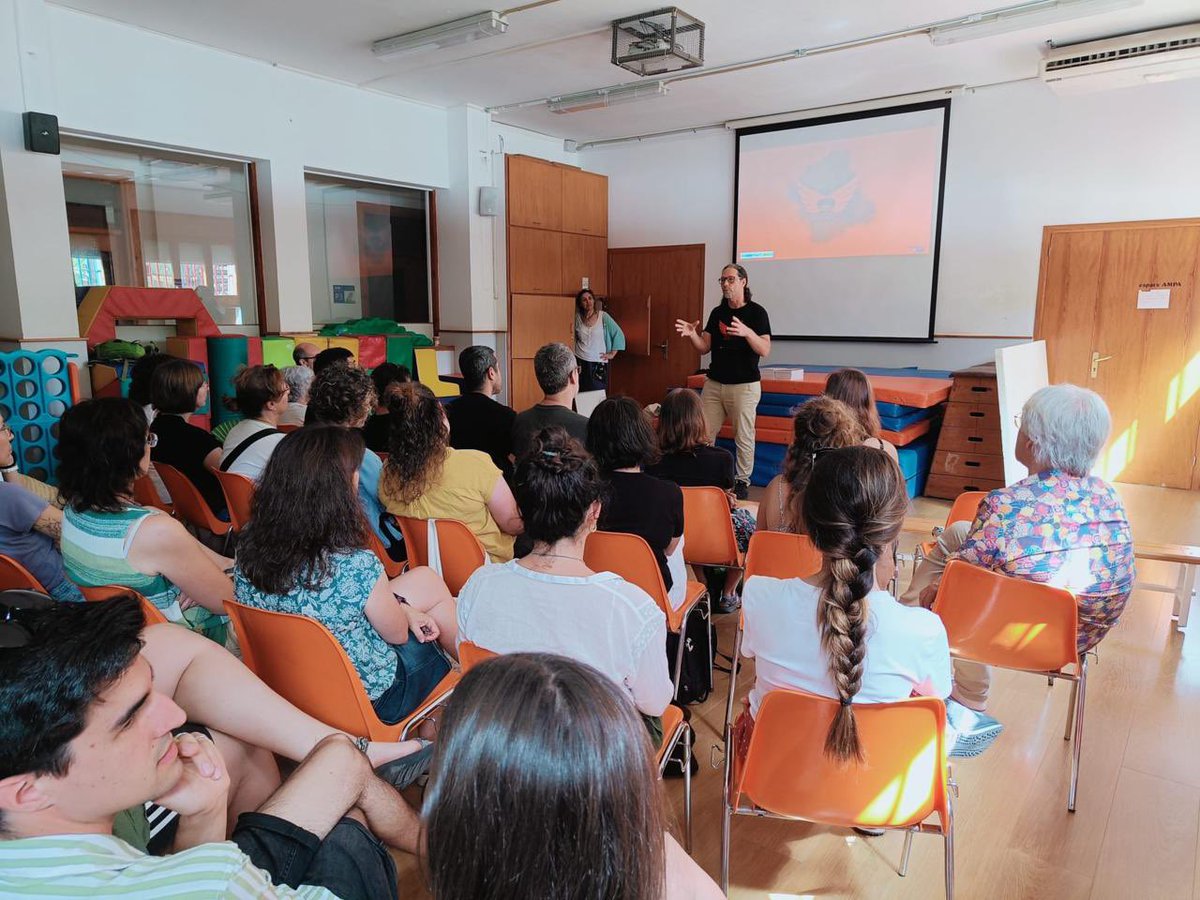 Aquest matí he explicat “Agency of Secrets” a un grup de professors de l’Escola el Cim de Vilanova i la Geltrú, abans que sortissin a jugar pels carrers al joc “Capes d’història” de <a href="/millorpintades/">Sergi Piñol</a> i <a href="/socpintamones/">Àlex Mestres Gassó</a> 
Jocs per descobrir la ciutat. <a href="/ajuntamentvng/">Vilanova i la Geltrú</a> <a href="/VilanovaTurisme/">VilanovaTurisme</a>