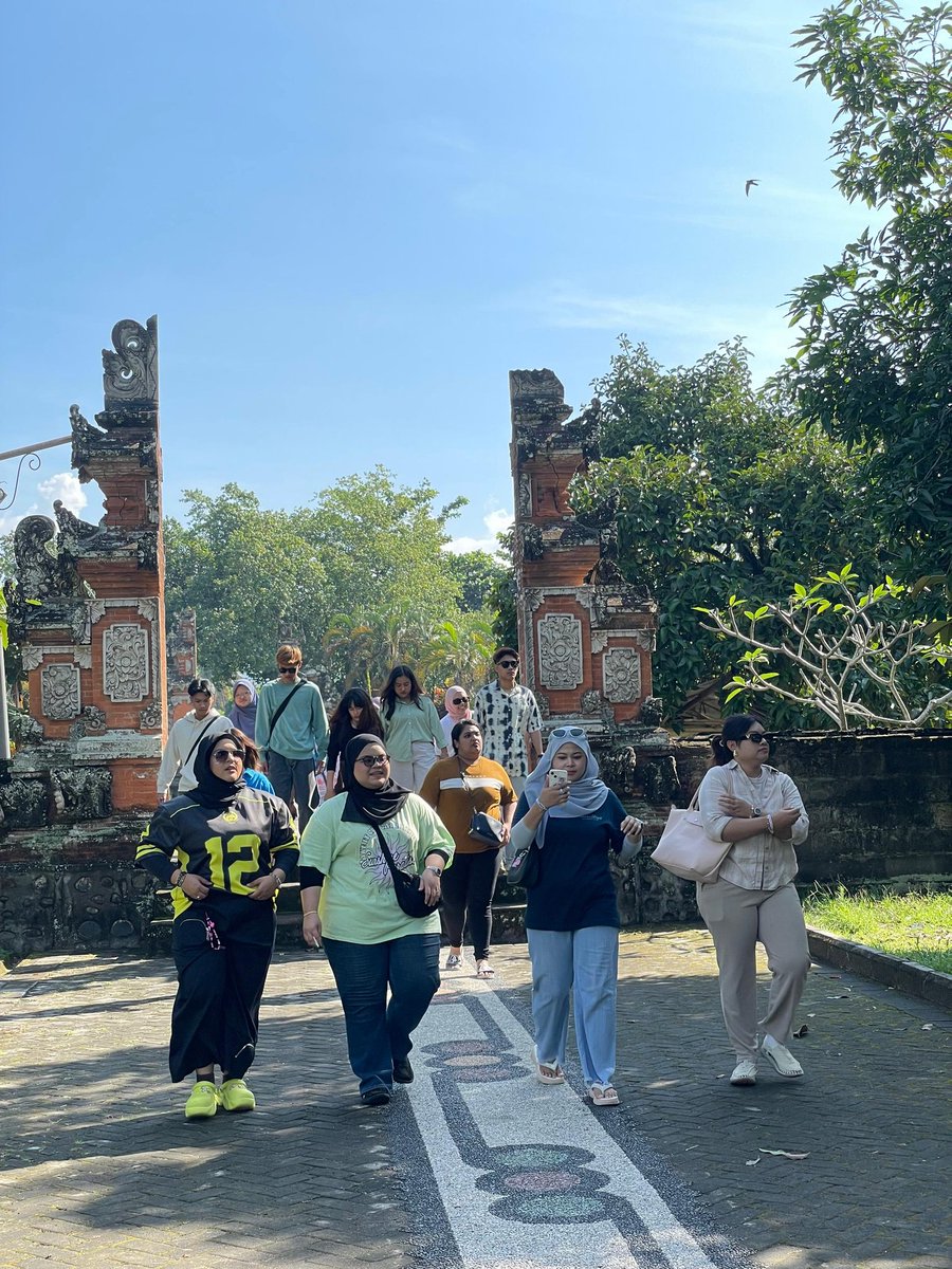 MSUmalaysiaSHCA's tweet photo. Exploring the sacred temples of Lombok! Mayura, Lingsar Temple and Buleq village left us in awe. #msumalaysia #msumalaysiashca #msuglp https://t.co/wgGck9Romk