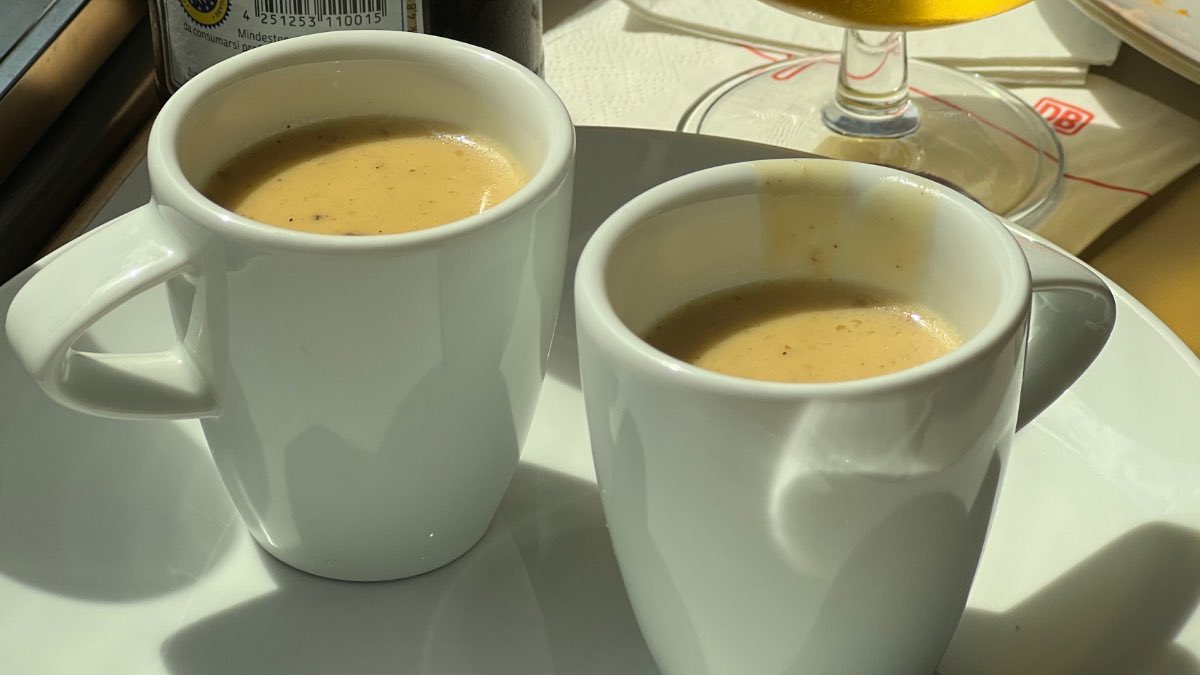 Im #Bordrestaurant des #ICE201 gibt es heute die Medaillons von Strohschwein in Pfefferrahmsoße mit Süßkartoffelstampf. Extra-Soße in der Mokkatasse! Dazu ein Starnberger Helles. Unterwegs mit <a href="/aschneiderhh/">André Schneider</a>. Herrlich. #speisewagen #bahn #bahnzeit <a href="/DB_Bahn/">Deutsche Bahn Personenverkehr</a> <a href="/_DiningCar/">🐘 @Diningcar@rail.chat</a> <a href="/speisewagen/">Speisewagen</a>