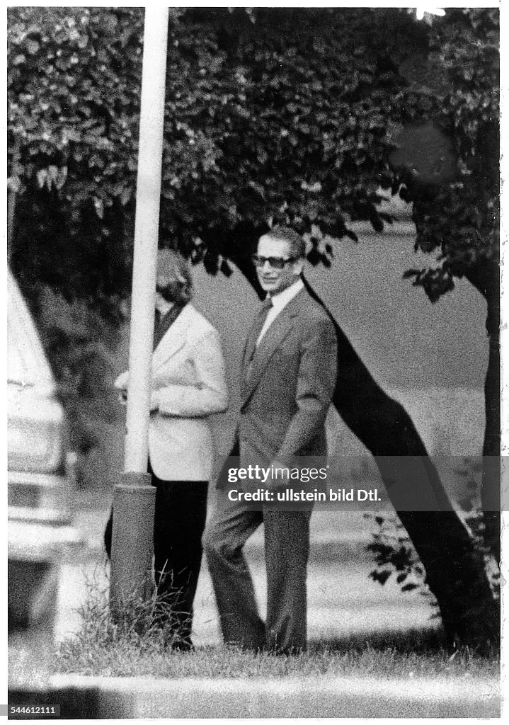 voidotid's tweet photo. The Man Without a Face

Sebagai seorang kepala intelijen, Wolf juga dikenal karena pribadinya yang serba rahasia. Ia dijuluki the man without a face oleh para perwira intelijen Barat karena tak ada yang mengetahui dengan pasti seperti apa wajah aslinya.

Di tahun 1978, dinas rahasia Swedia memotret sosok pria misterius di Stockholm yang tak berhasil mereka identifikasi. Setahun kemudian, foto tersebut sampai ke tangan dinas intelijen Jerman Barat.

Salah seorang defector dari Jerman Timur mengidentifikasi pria di foto tersebut adalah Markus Wolf. Tak lama setelah itu, foto wajahnya terpampang di banyak koran dan majalah.

Butuh waktu yang sangat lama untuk menguak tabir the man without a face.