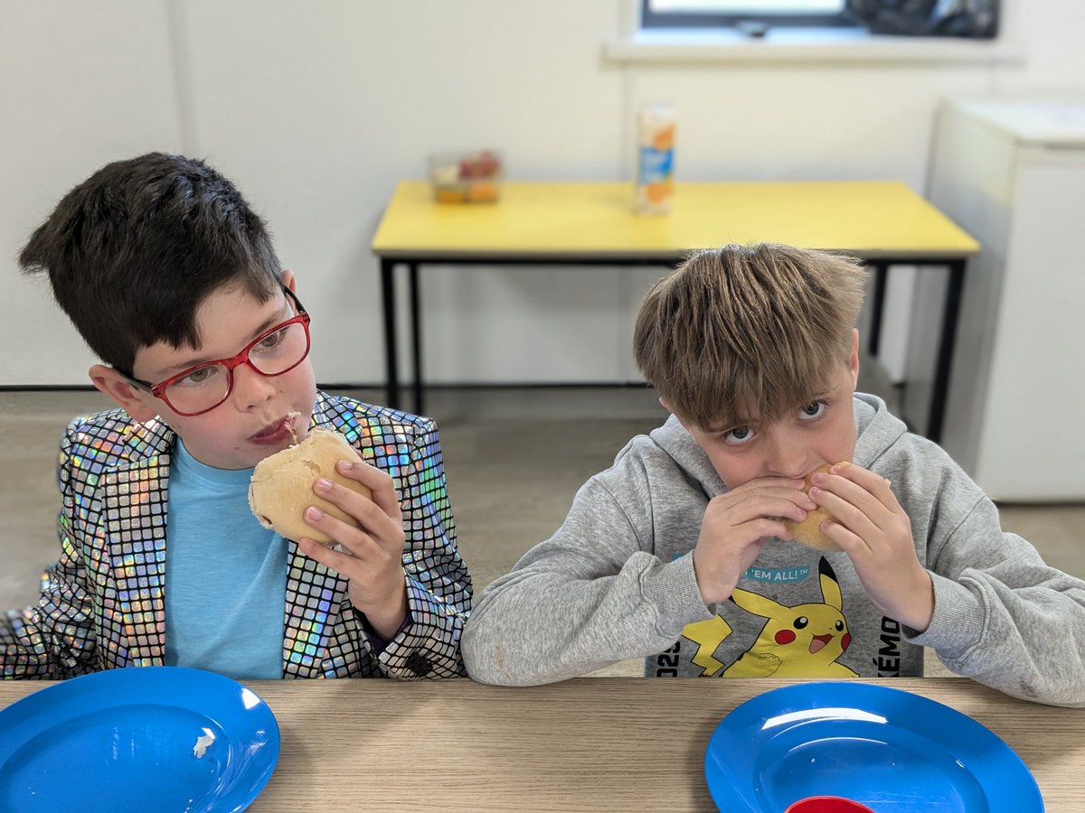 rhwsprimary's tweet photo. #overandabove breakfast continues to be a highlight of the week. Nothing better than recognising those that consistently go over and above our 4 expectations! ⭐ https://t.co/sf5vjfUeqw
