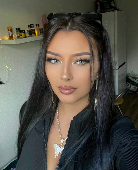 Buriii__'s tweet photo. Wer ist hübscher?
jetzt denkt ihr euch, B. klär uns auf
beide haben ein Brett vor dem eigentlichen Gesicht und man weiß nicht wie sie eigentlich aussehen #beide https://t.co/qOJd1oaR9O