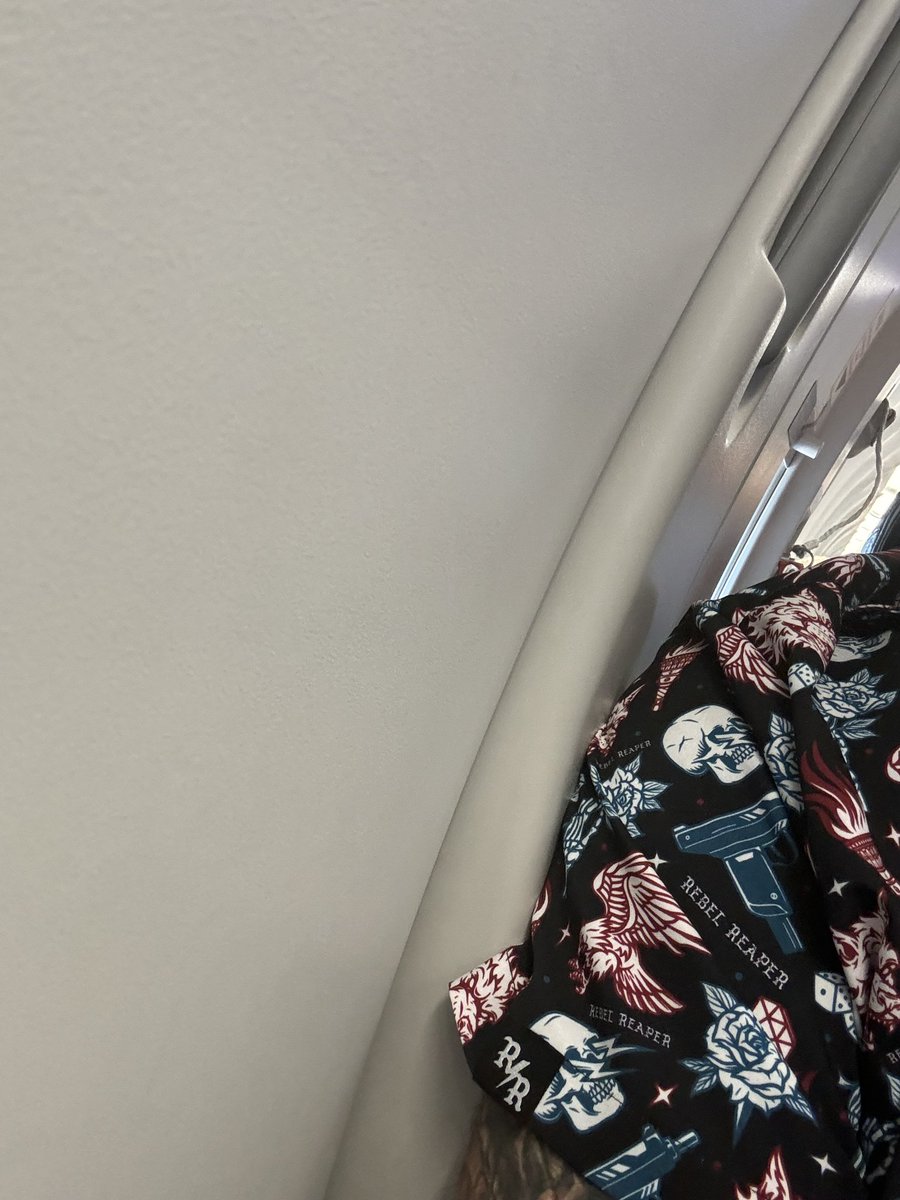 feargeoff's tweet photo. @Delta this is BS you charge me more money for less space ? More like comfort minus   I have a door frame taking away 3-4 inches of much needed shoulder room. https://t.co/ooYUCCrZVM