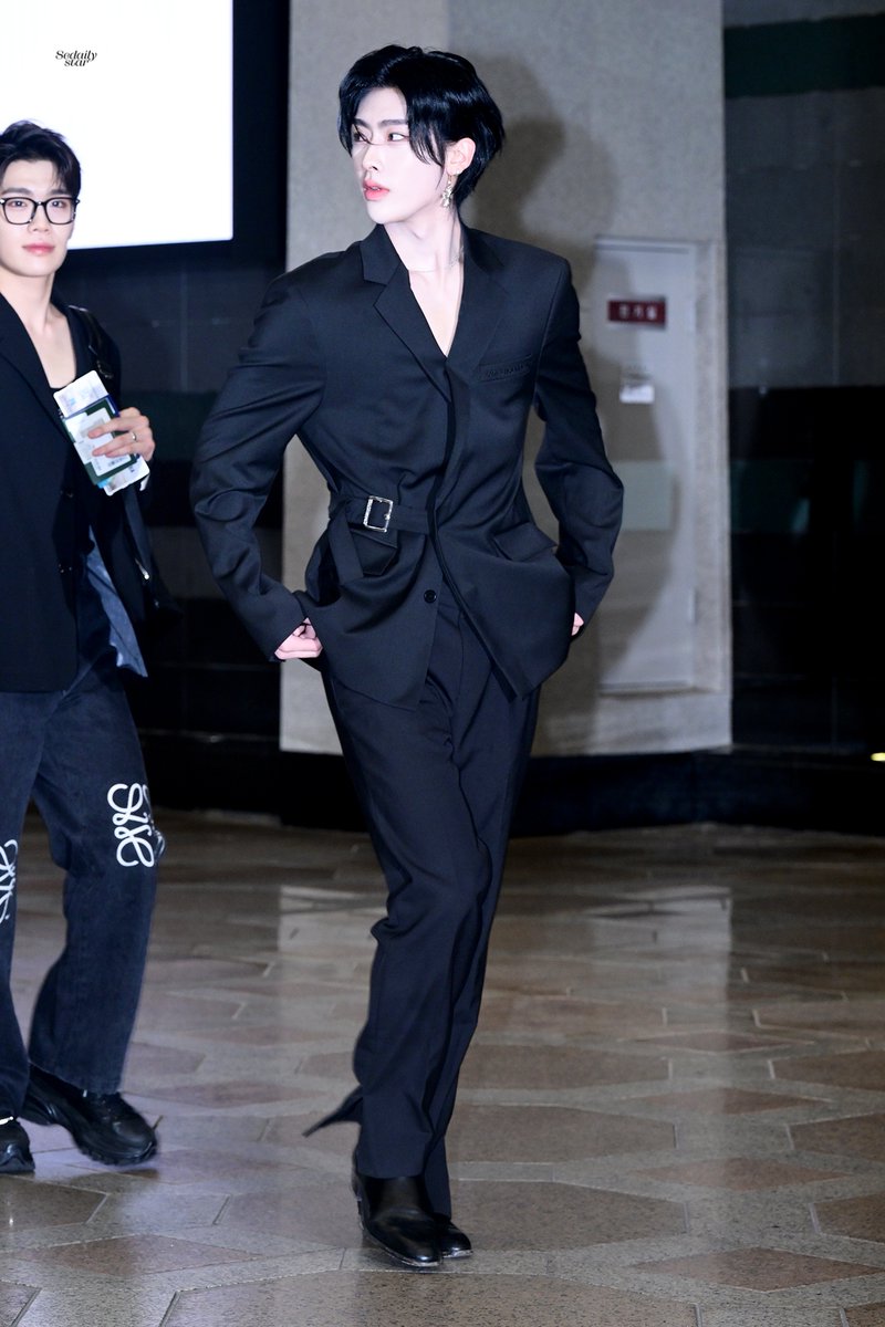 240628 제베원 출국 리키

오늘 비주얼 이거 뭐예요~?

🔗sedaily.com/NewsView/2DAN3…

#제로베이스원 #ZEROBASEONE #ZB1
#리키 #RICKY