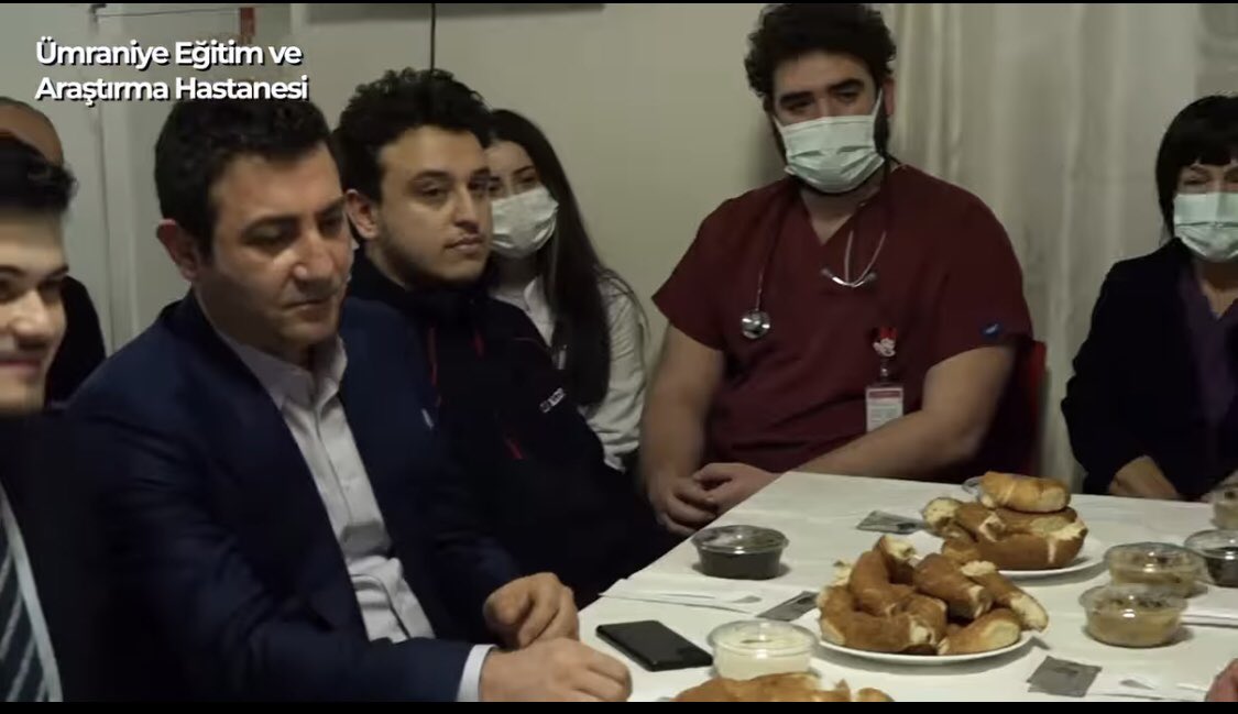 Kulislerde istifa ettiği iddia edilen Doktor Bakanı Dr. Fahrettin Koca’nın ziyaretinde hafızamda bıraktığı unutulmaz cümleler;

📌İş barışını bozarcasına, başhekimin dizine vurarak, “Hekimlerin promosyon haklarından aldık, sağlık çalışanlarına pay ettik!” demesi,

📌Promosyon