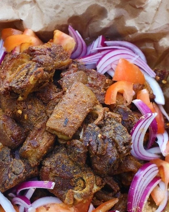 miadjoe's tweet photo. Pour ce dimanche 30/06, on part sur une suggestion spéciale street food 🌶 :⁣⁣
- Suya de bœuf (grillade de viande d'origine haousa)⁣⁣
&amp; 1 accompagnement⁣⁣
&amp; 1 bouteille de vin rouge Bottega⁣⁣
Prix : 15 000f cfa⁣⁣
⁣⁣
- Suya de bœuf ⁣⁣
&amp; 1 accompagnement au choix ⁣⁣ https://t.co/DPzMEidCIN