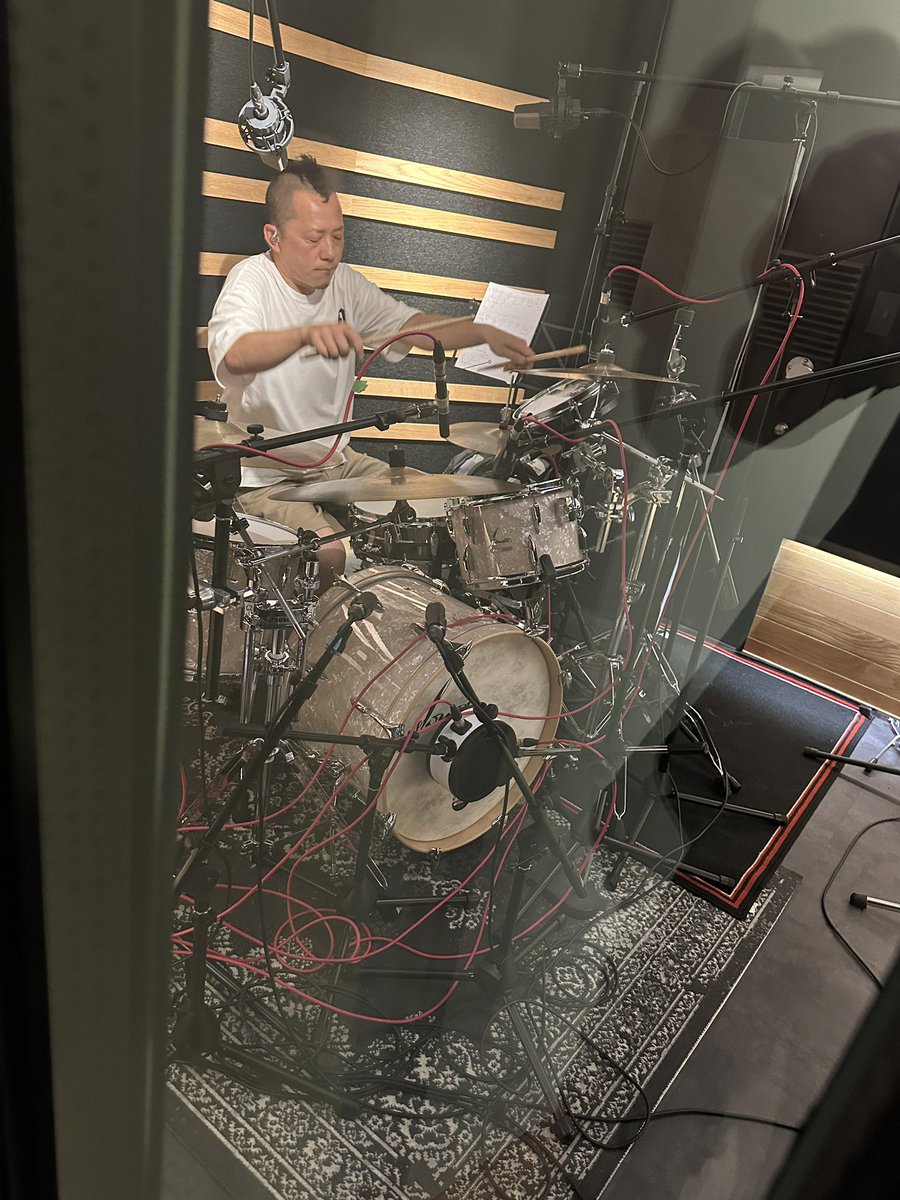 goushi504's tweet photo. レコーディング。
番長くんのドラムがエグすぎて久々に音楽の可能性に震えてる、、、！
もっと一緒にやりたい！！
@Banboo44 

北井くんと初めてレコーディングした「炎のたからもの」の時と同じ種類の鳥肌！ https://t.co/L2Ru7LkF1j