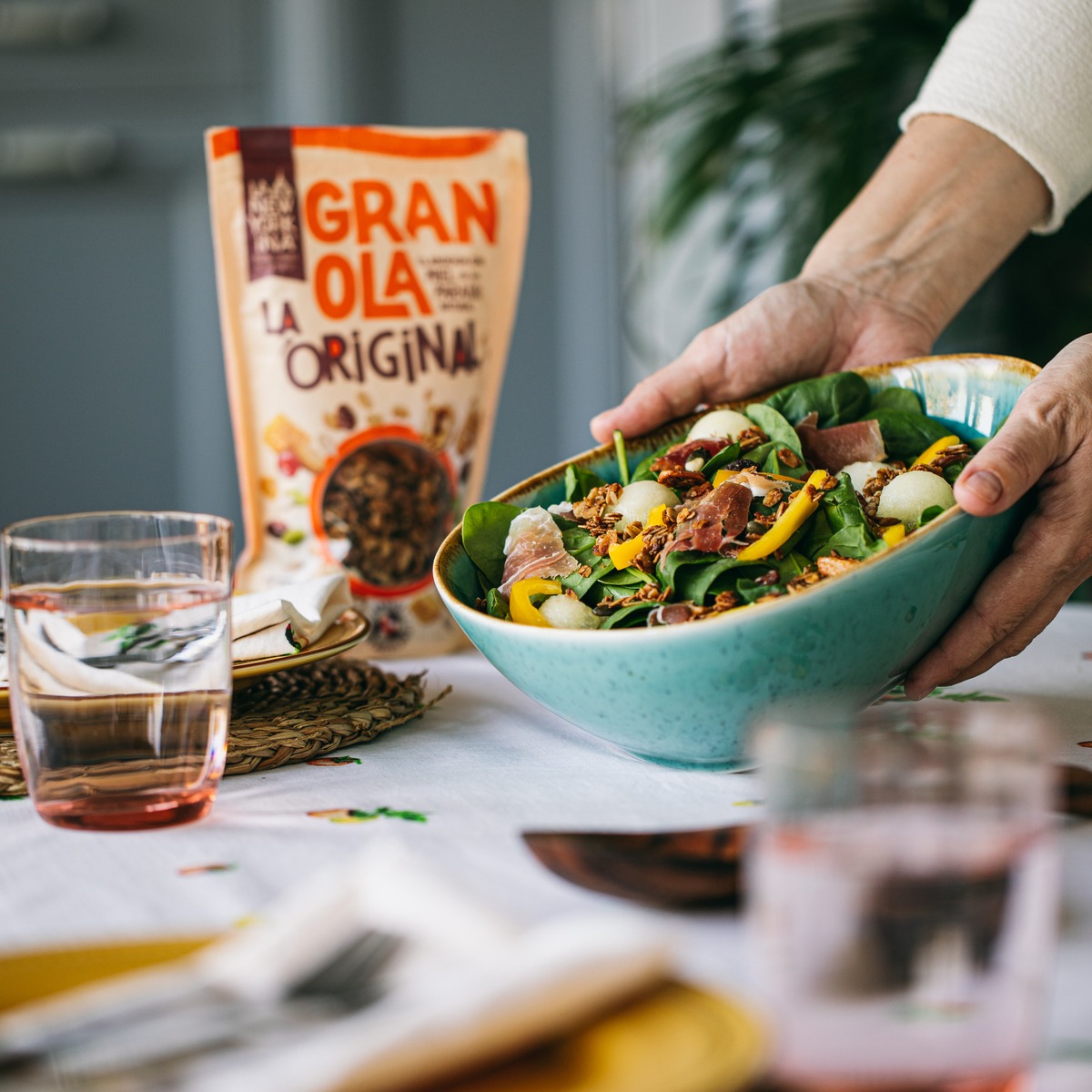 ¿Sabías que puedes darle un toque "crunchy" a tus ensaladas con nuestra #granOla? ¡Elige tu variedad favorita y sube de nivel tus recetas!