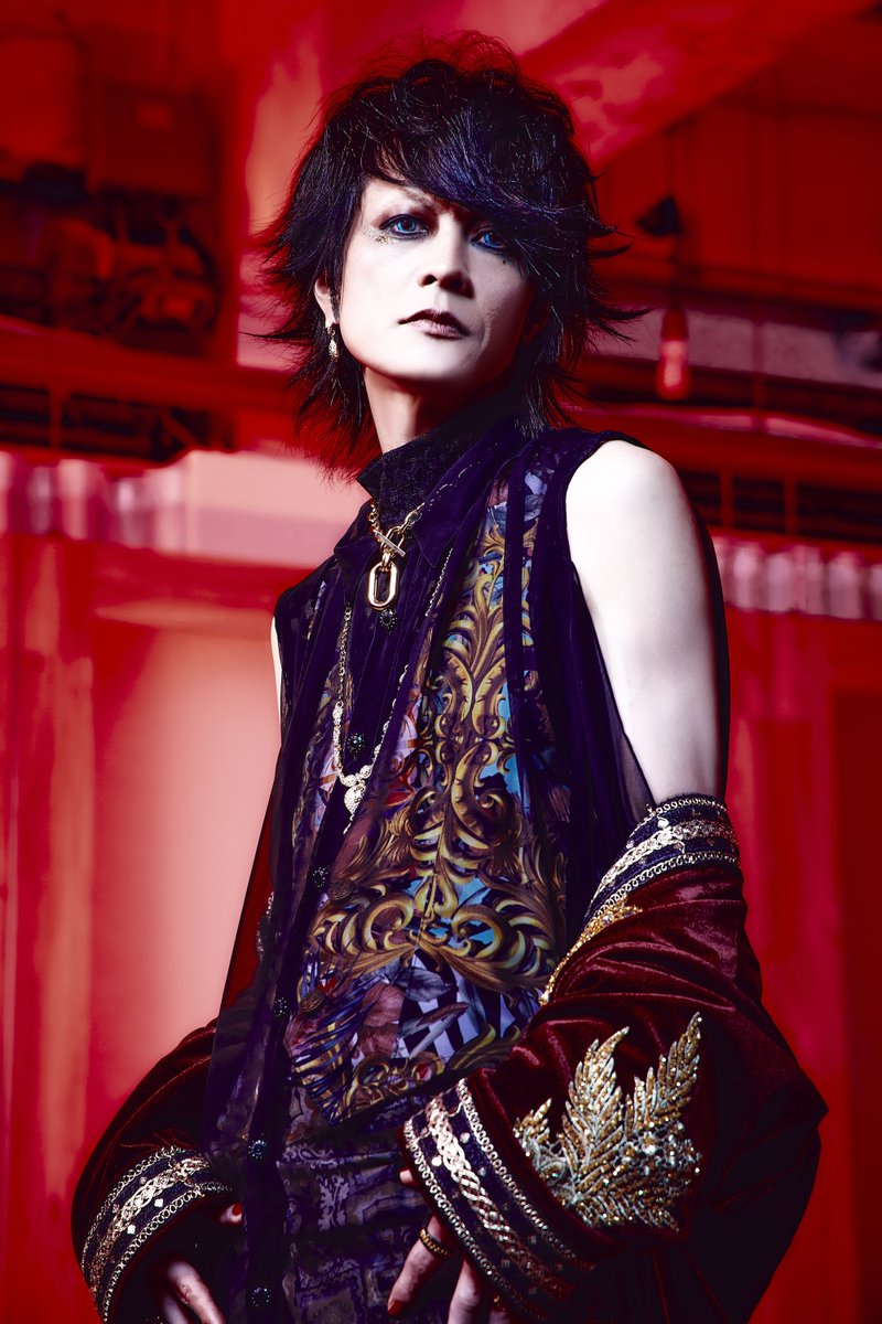 Vif_music's tweet photo. 🟧Interview🟧
7月14日の大阪 阿倍野ROCKTOWN、7月15日の名古屋 ElectricLadyLand公演が目前に迫るメリー 2MAN TOUR「狂った夏」。このライブに先駆け、メリー（ガラさん、テツさん）×deadman（眞呼さん、aieさん）の対談記事をUP！
旧知の仲であり、互いに刺激を与えあう存在である両バンドのスペシャル対談、ライブに向けてぜひチェックを！

▶️https://t.co/YIPv3lBnGp

#Vif #メリー #deadman
@merry_official
@deadman_fuz
@maco_nightlight
@THEGOD_aie