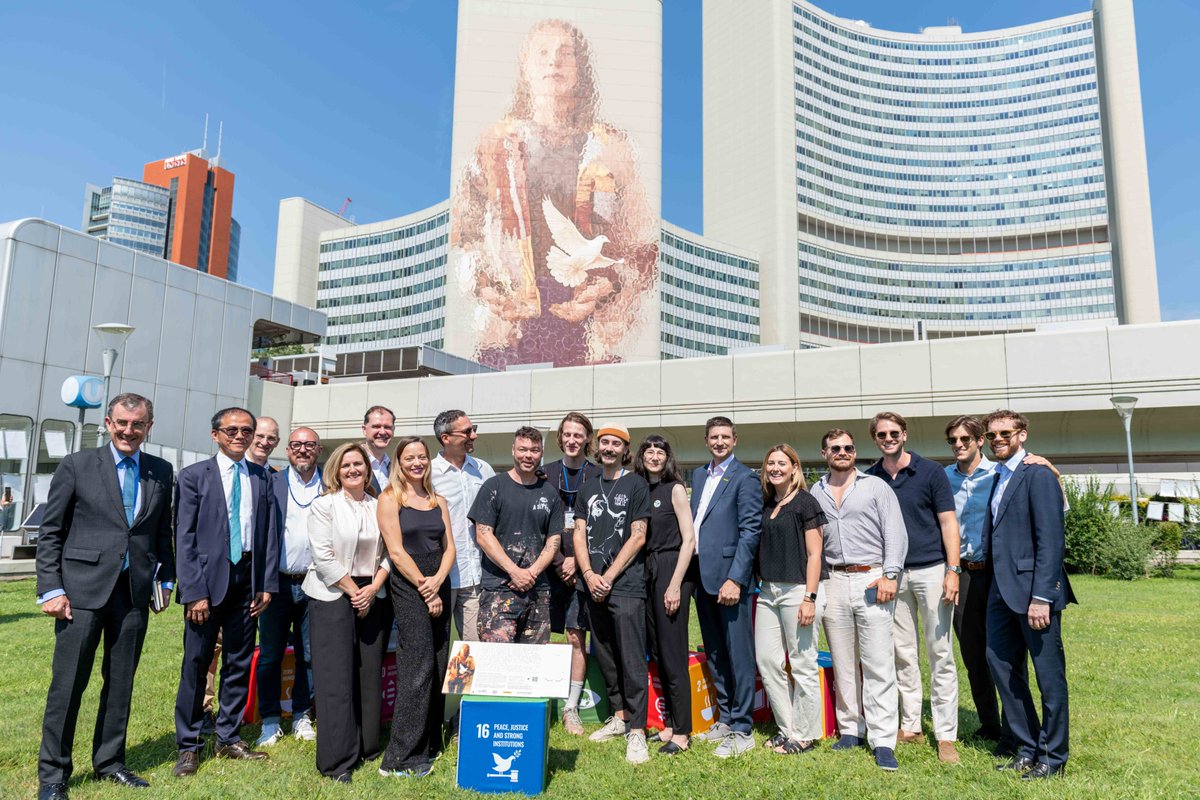 UN_Vienna's tweet photo. The new #UNOCityStreetArt is up on the wall. 🎉🙌  We are proud to add “Woman with Dove - Shaping Our Common Future” to the cityscape of #Vienna. 

Our thanks go to #CalleLibre, artist Fintan Magee, @GlobalCompactAT &amp; #Palfinger for working with us to make it happen. 
#UNVienna https://t.co/hpMpNRSnFU