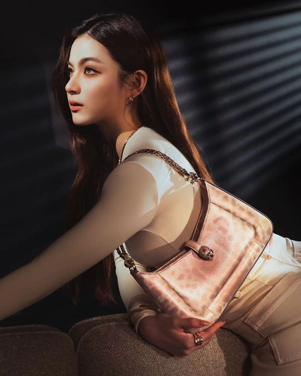 primprimiilycn's tweet photo. IG：primiily update

Serpenti‘s timeless allure coils and captivates, transforming each encounter into an empowering ritual of visual splendor.

@bvlgari #Bvlgari #BvlgariThailand #BvlgariJewelry #BvlgariWatches #Serpenti
#EuroCreations

#primiily #ลูกหมีของพรีม https://t.co/5nvCCWbl5I