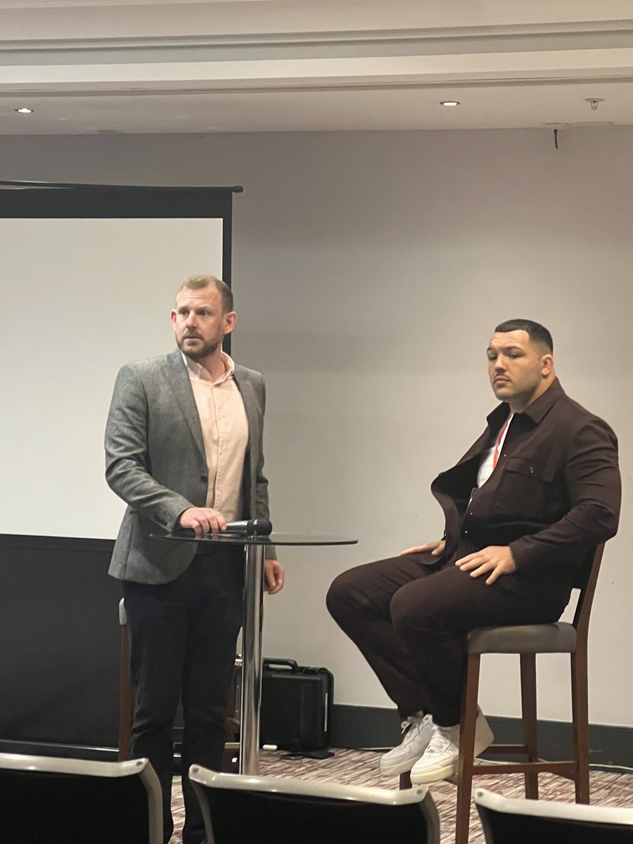 Amy Anderson tweet media