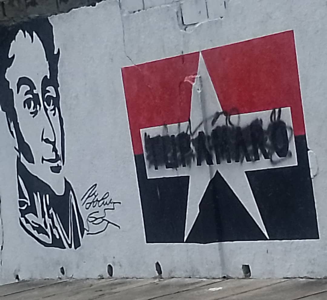 "El verdadero orden es el que se basa en la libertad, en el respeto y en la justicia, y no en la fuerza".
Fidel Castro.

Desde el <a href="/TupamaroMRT_/">Movimiento Revolucionario TUPAMARO Vzla.</a> rechazamos los ataques fascista del alcalde <a href="/EnriqueG_ORL/">Luis Enrique Guillén</a> en nuestro mural del Mcpio Obispo Ramos del Edo. Mérida.

#TupamaroConNico