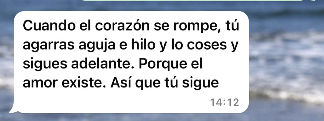 JazFernandez1's tweet photo. Cuando tenes miedo de enamorarte y que te rompan el corazón otra vez, viene tu amiga a decirte que todo va a estar bien ❤️‍🩹 https://t.co/7QZHdYUhnz
