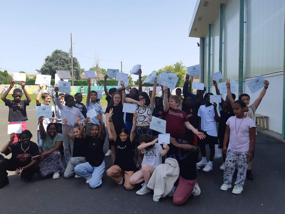 Après une semaine intensive de natation, félicitations aux 33 élèves qui ont validés leur savoir-nager ou leur aisance aquatique!
Merci aux piscines <a href="/NiortAgglo/">Niort Agglo</a>