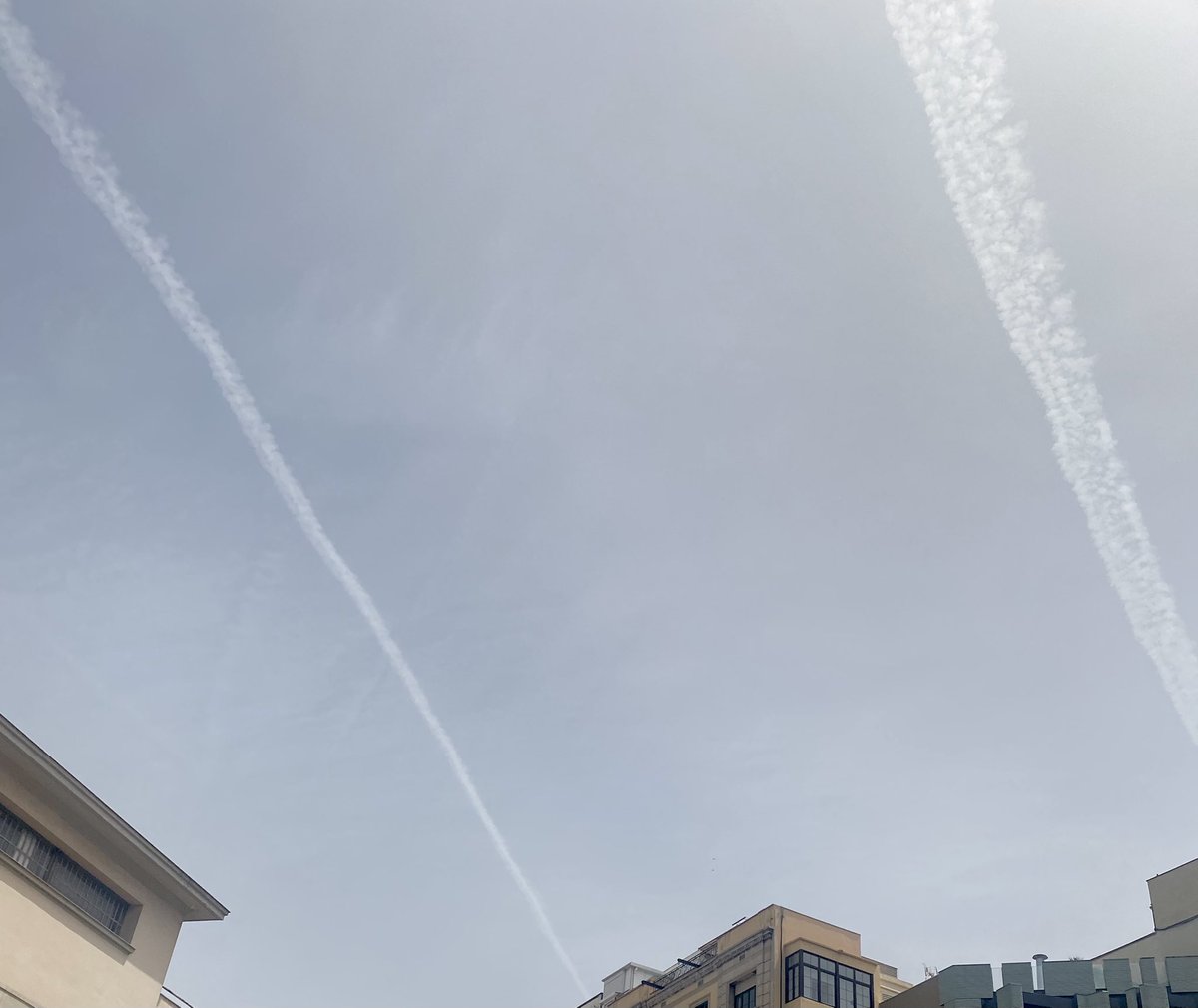 28/06/24 #Barcelona
Buf com em repeteixo. Sembla que tenim exactament el mateix cel ja sigui març o juny (en realitat podria posar d’exemple qualsevol mes de l’any, sempre és el mateix)…

Sabeu que el cel, en realitat, és blau i no pas platejat i ple de ratlles? #TheMoreYouKnow